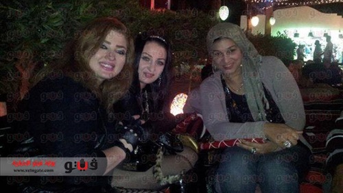 صور صافيناز وهى تدخن الشيشة مع صديقاتها