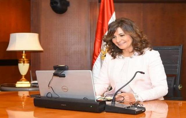 وزيرة الهجرة نادية مكرم