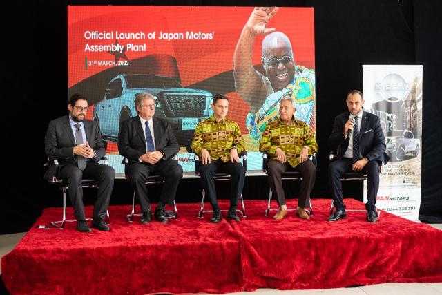مايك ويتفيلد العضو المنتدب لنيسان أفريقيا والرئيس الغاني يفتتحان مصنع نيسان في غانا لتجميع سيارات ناڤارا طبقاً لأحدث الأساليب المتطورة